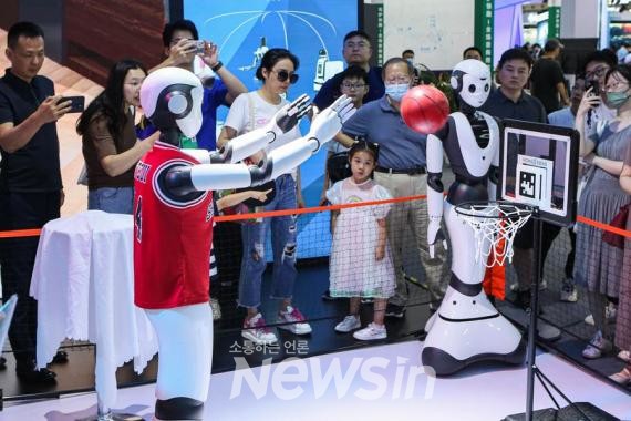 ▲지난 7월 7일 중국 상하이에서 열린 '2023 세계인공지능대회(WAIC)'에서 로봇 한 대가 농구 시범을 보이고 있다. (사진=신화통신)