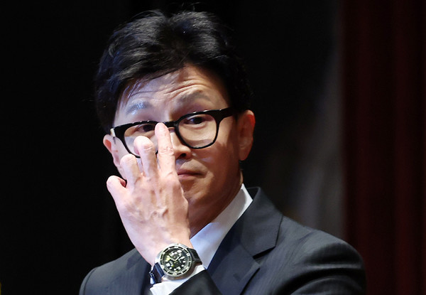 국민의힘의 비상대책위원장직 제안을 받아들인 한동훈 법무부 장관이 21일 경기도 과천시 정부과천청사 법무부에서 열린 이임식에서 이임사를 마친 뒤 자리로 돌아가고 있다. 2023.12.21.