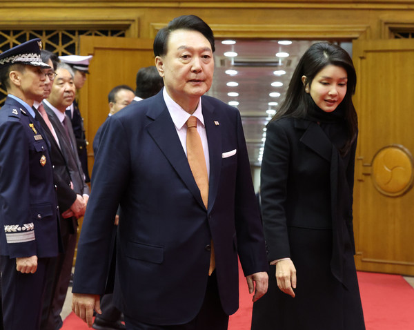 네덜란드 국빈 방문 일정을 마치고 귀국한 윤석열 대통령과 부인 김건희 여사가 15일 성남 서울공항에 도착하고 있다. 2023.12.15