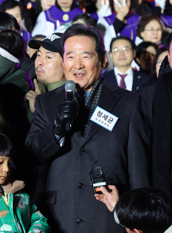 정세균 전 국회의장이 24일 오후 서울 영등포구 여의도순복음교회 십자가탑광장에서 열린 성탄전야제에서 성탄인사를 하고 있다. 2023.12.24