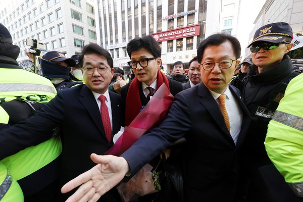 한동훈 국민의힘 비상대책위원장이 26일 오후 서울 여의도 국민의힘 중앙당사에서 열리는 취임식에 참석하기 위해 들어서고 있다. 2023.12.26.