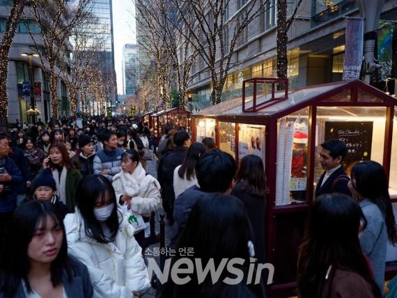 ▲지난 24일 일본 도쿄 시민들이 도쿄역 인근 크리스마스 마켓을 방문하고 있다. (사진=신화통신)