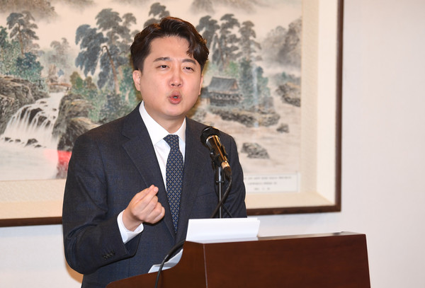 이준석 전 국민의힘 대표가 27일 오후 서울 노원구 상계동의 한 갈빗집에서 탈당 기자회견을 열고 발언하고 있다.2023.12.27 / 사진=[공동취사진)