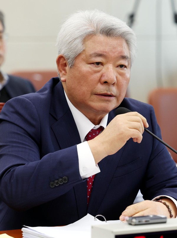 김홍일 방송통신위원장 후보자가 27일 오전 서울 여의도 국회에서 열린 인사청문회에서 의원들의 질의에 답변하고 있다. 2023.12.27.