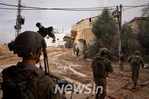 ▲이스라엘 국방군(IDF)이 25일(현지시간) 가자지구 남부 칸 유니스에서 군사작전을 수행하고 있다. (사진=신화통신)