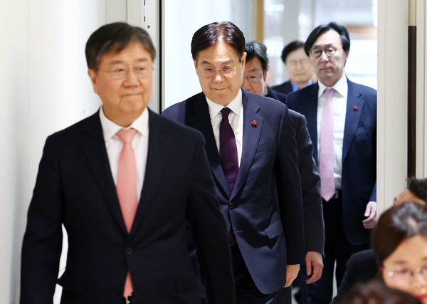 김대기 비서실장, 신임 비서실장으로 임명된 이관섭 정책실장, 성태윤 신임 정책실장, 장호진 신임 국가안보실장이 28일 서울 용산 대통령실 청사 브리핑룸으로 들어서고 있다. 2023.12.28.