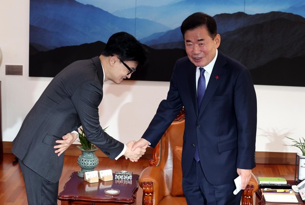 김진표 국회의장이 29일 오전 서울 여의도 국회의장실을 예방한 한동훈 국민의힘 비상대책위원장과 악수를 하고 있다.2023.12.29.