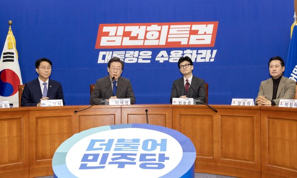 이재명 더불어민주당 대표가 29일 오후 서울 여의도 국회 민주당 대표실을 예방한 한동훈 국민의힘 비상대책위원장과 환담을 나누고 있다.2023.12.29 / 사진=[공동취재사진]