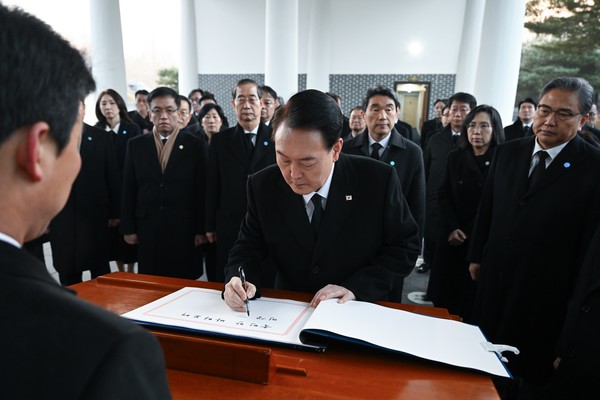 윤석열 대통령이 2024년 갑진년 새해 첫날인 1일 서울 동작구 국립서울현충원을 찾아 참배를 마친 뒤 방명록을 작성하고 있다.2024.01.01 / 사진=[대통령실 제공]