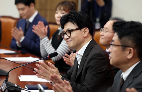 한동훈 국민의힘 비상대책위원장이 3일 오후 서울 여의도 국회에서 열린 비상대책위원회 회의에서 박수를 치고 있다. 2024.01.03.
