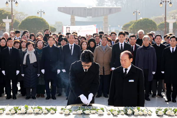 한동훈 국민의힘 비상대책위원장이 4일 오전 광주 북구 운정동 국립5·18민주묘지를 찾아 참배에 앞서 헌화·분향하고 있다. 2024.01.04.