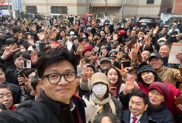 한동훈 국민의힘 비상대책위원장이 5일 오후 경기도 수원시 국민의힘 경기도당에서 열린 신년 인사회에서 당원·지지자들과 셀카를 찍고 있다.2024.01.05 / 사진=[국민의힘 제공]