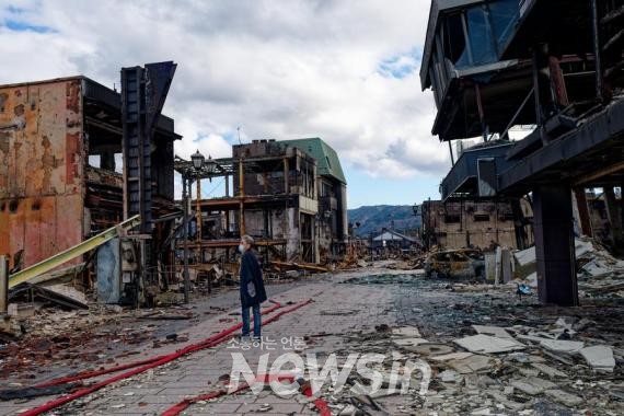 ▲4일 일본 이시카와현 노토반도 와지마시에서 한 주민이 화재로 재만 남은 관광 명소 '와지마 아사이치(아침 시장)'를 살펴보고 있다. (사진=신화통신)