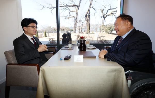 한동훈 국민의힘 비상대책위원장과 이상민 무소속 의원이 6일 서울 시내 한 식당에서 오찬 회동을 하고 있다. 2024.01.06.