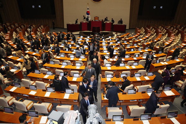 28일 오후 서울 여의도 국회에서 열린 제411회국회(임시회) 제3차 본회의에서 쌍특검법(화천대유 특검법, 김건희 특검법)을 가결시킨 야당 의원들이 본회의가 산회되자 회의장을 나서고 있다. 2023.12.28.