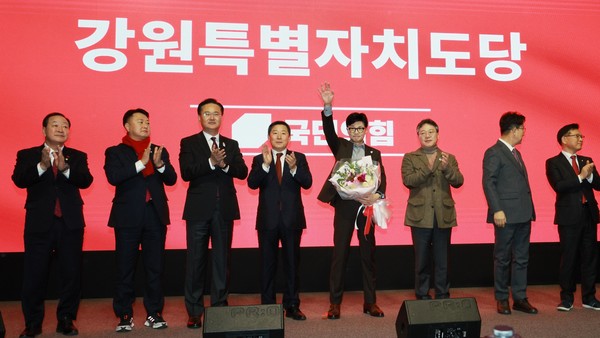 한동훈 국민의힘 비상대책위원장이 8일 오후 강원도 원주시 호텔인터불고 원주에서 열린 강원특별자치도당 신년인사회에서 꽃다발을 들고 손을 흔들고 있다. 2024.01.08