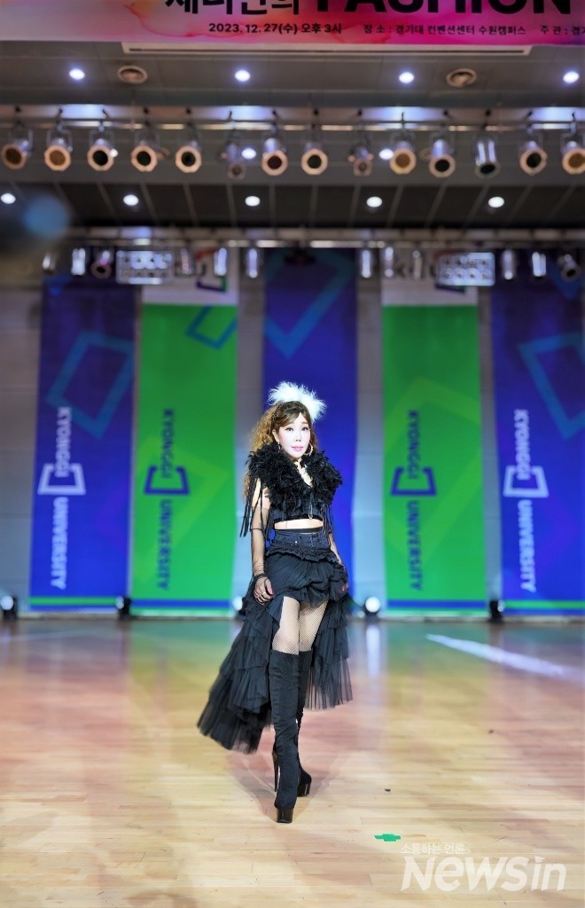 경기대학교에서 열린 탄소중립 협력단의 초청행사 패션소에서 선 유미 회장 (사진: 오병철 기자)