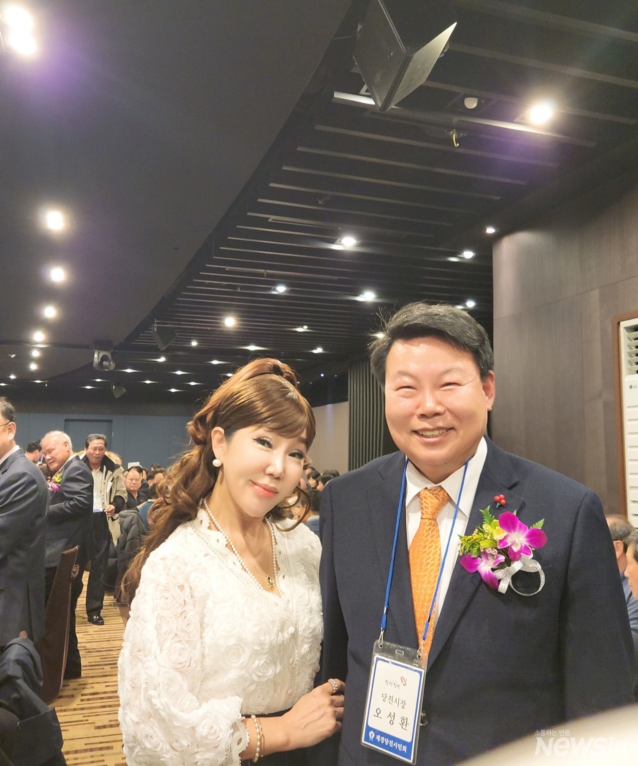 시상후 오성환 당진시장과 유미회장의 기념사진 (사진: 재경 당진시민회)