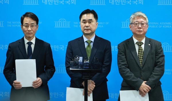 비명계 모임인 원칙과 상식 소속의원 김종민 의원이 10일 오전 서울 여의도 국회 소통관에서 민주당 탈당 기자회견을 마치고 취재진 질문에 답변하고 있다. 한편 윤영찬 의원은 민주당에 잔류한다. 왼쪽부터 이원욱, 김종민, 조응천 의원. 2024.01.10