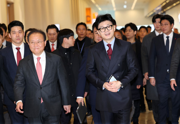 한동훈 국민의힘 비상대책위원장이 11일 오전 부산 동구 부산항국제전시컨벤션센터에서 열린 부산현장비상대책위원회의에 참석하기 위해 윤재옥 원내대표 등과 회의장으로 이동하고 있다. 2024.01.11.