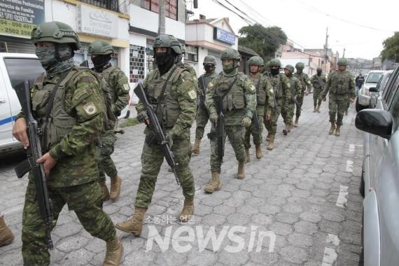 ▲에콰도르 군인들이 지난 9일(현지시간) 수도 키토를 순찰하고 있다. (사진=신화통신)