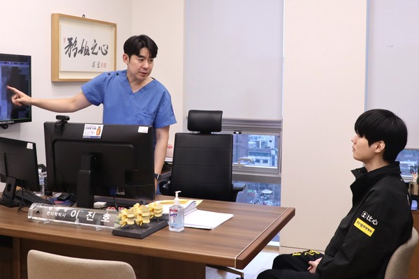 [사진설명] 자생한방병원 이진호 병원장이 KT롤스터 ‘데프트’ 김혁규 선수에게 질환을 설명하고 있다