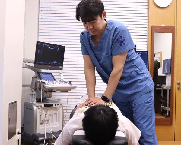 [사진설명] 자생한방병원 이진호 병원장이 KT롤스터 ‘데프트’ 김혁규 선수에게 추나요법을 실시하고 있다