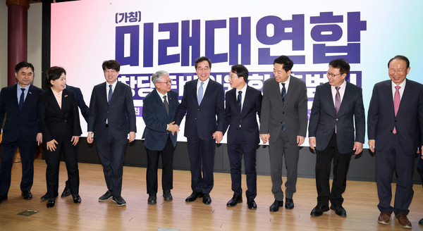 조응천, 이원욱, 김종민, 박원석, 정태근 미래대연합 공동추진위원장 등이 14일 오전 서울 여의도 국회 의원회관에서 열린 미래대연합 창당준비위원회 출범식에서 기념촬영을 하고 있다. 왼쪽부터 김종민, 양향자 한국의희망 대표, 이준석 개혁신당(가칭) 정강정책위원장, 조응천 공동추진위원장, 탈당 후 창당을 추진중인 이낙연 전 더불어민주당 대표, 이원욱 공동추진위원장, 금태섭 새로운선택 공동대표, 정태근 공동추진위원장, 최운열 전 의원. 2024.01.14.