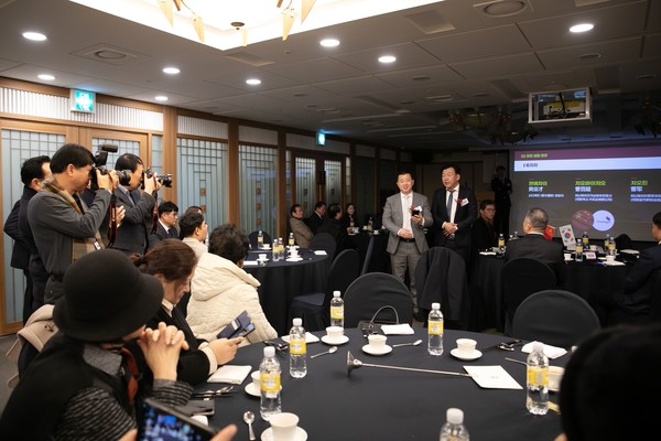 중앙 왼쪽 챠오쥔(曹军) 회장이 주주와 취재진들에게 투자 설명을 하고 있다. 