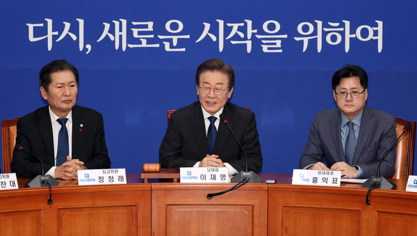 피습 보름만에 당무에 복귀한 이재명 더불어민주당 대표가 17일 오전 서울 여의도 국회에서 열린 최고위원회의에서 발언을 하고 있다. 2024.01.17.