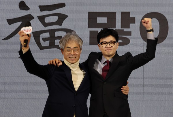 한동훈 국민의힘 비상대책위원장이 17일 오전 서울 마포구 케이터틀에서 열린 2024 국민의힘 서울시당 신년인사회에서 서울 마포을 출마하는 김경률 국민의힘 비대위원을 소개하고 있다. 2024.01.17.