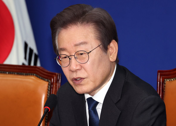 피습 보름만에 당무에 복귀한 이재명 더불어민주당 대표가 17일 오전 서울 여의도 국회에서 열린 최고위원회의에서 발언을 하고 있다. 2024.01.17.