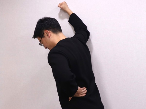 [사진설명] 직장인 남성이 섬유근육통으로허리 통증을 호소하고 있다