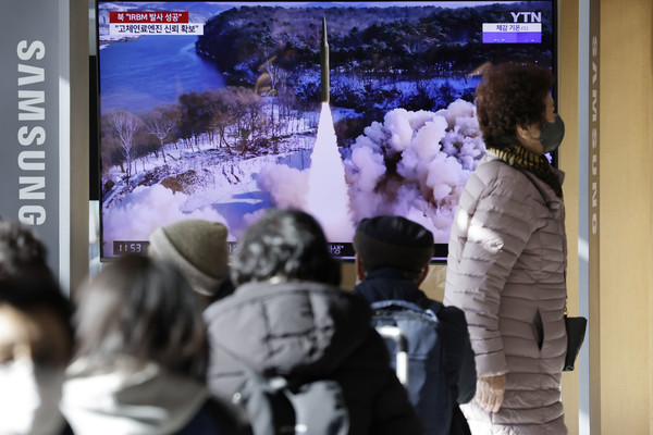 15일 서울 용산구 서울역 대합실에서 시민들이 북한이 동해상으로 발사한 탄도미사일 발사 뉴스를 시청하고 있다. 2024.01.15.