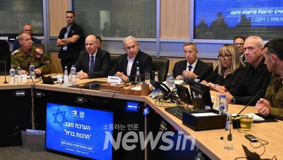 ▲베냐민 네타냐후 이스라엘 총리(가운데)가 지난해 10월 7일 텔아비브에서 열린 안보 내각 회의에 참석하고 있다. (사진=이스라엘 정부 공보실 제공)