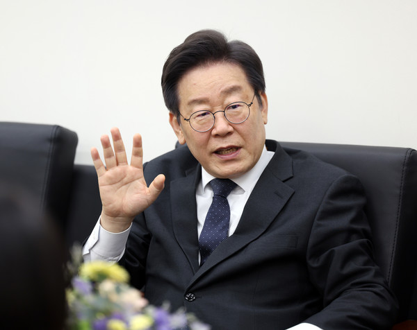 이재명 더불어민주당 대표가 18일 오후 서울 여의도 국회 당대표 집무실에서 가덕도 현장 취재에 동행했던 기자들과 현안 관련 비공개 차담회를 하고 있다 / 2024.01.18 / 사진=[더불어민주당 제공]