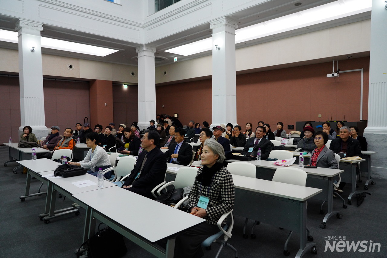 신년 하례식에 70여명이 참석해 진지한 모습으로 행사를 지켜보고 있다. (사진=오병철 기자)