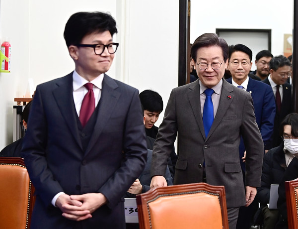 이재명 더불어민주당 대표와 한동훈 국민의힘 비상대책위원장이 29일 오후 서울 여의도 국회 민주당 대표실로 입장하고 있다.2023.12.29 / 사진=[공동취재사진]
