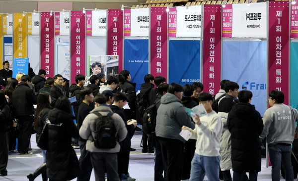 24일 경북 포항시 남구 포스텍 실내체육관에서 열린 ‘제1회 이차전지 특화 기업 취업 매칭데이’를 찾은 취업준비생들이 채용상담을 받기 위해 줄 서 있다. 2024.01.24.