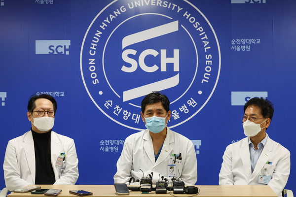 25일 오후 서울 용산구 순천향대서울병원에서 박석규 순천향대 신경외과 교수(가운데) 등이 국민의힘 배현진 의원의 상태에 관해 설명하고 있다. 배 의원은 이날 강남구 신사동 거리에서 괴한에게 습격당했다.2024.01.25.