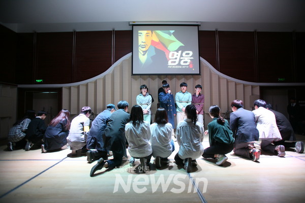 안중근 의사 추모 연극공연, 대련 대한민국제학교 학생들(사진=이용섭 기자)