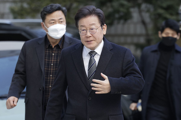 이재명 더불어민주당 대표가 26일 서울 서초구 서울중앙지방법원에서 열린 대장동 배임 및 성남 FC 뇌물 의혹 공판에 출석하고 있다. 2024.01.26.