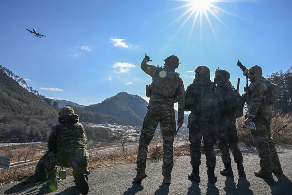공군은 24일 강원도 홍천 일대에서 한·미 공군 합동최종공격통제관(JTAC) 연합 훈련을 실시했다. 사진은 한미 공군 JTAC들이 근접항공지원 임무를 수행 중인 미공군 A-10 공격기를 통제하고 있는 모습. (사진=공군 제공)