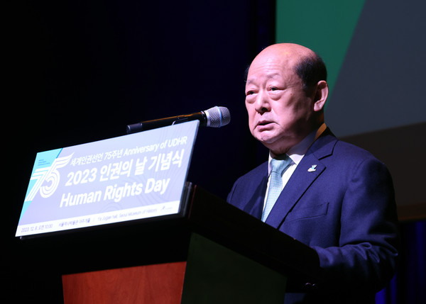 송두환 국가인권위원장이 8일 서울역사박물관에서 열린 세계인권선언 75주년 2023 인권의날 기념식에서 기념사를 하고 있다. 2023.12.08.