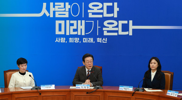 이재명 더불어민주당 대표가 29일 오전 서울 여의도 국회에서 열린 11·12차 인재영입식에서 발언하고 있다. 왼쪽부터 이지은 전 총경, 이 대표, 백승아 전 교사. 2024.01.29
