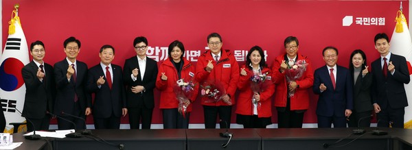 한동훈 국민의힘 비상대책위원장이 29일 오전 서울 여의도 국민의힘 중앙당사에서 열린 인재영입위원회 국민인재 영입 환영식에서 영입인재들과 기념촬영을 하고 있다.왼쪽부터 박준태 인재영입위원,조정훈 인재영입위원, 이철규 공동 인재영입위원장, 한 위원장, 진양혜 전 아나운서, 신동욱 TV조선 전 앵커, 이레나 이화여대 의학전문대학원 교수,하정훈 소아청소년과의원 원장, 윤재옥 원내대표, 송지은 인재영입위원, 박은식 인재영입위원. 2024.01.29