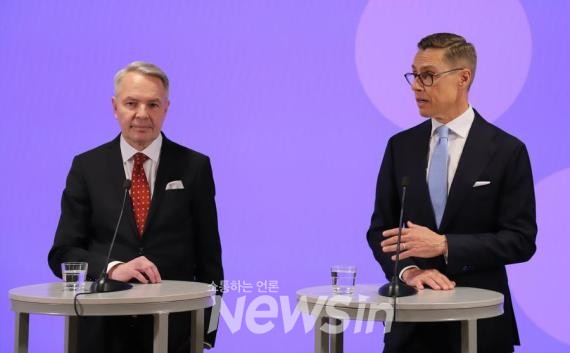 ▲페카 하비스토(왼쪽)와 알렉산데르 스투브 대선 후보가 28일(현지시간) 핀란드 수도 헬싱키에서 언론 인터뷰를 하고 있다. (사진=신화통신)