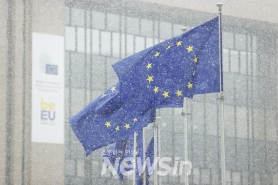 ▲지난 17일(현지시간) 벨기에 브뤼셀의 유럽연합 건물 앞에 EU 깃발이 눈을 맞으며 펄럭이고 있다. (사진=신화통신)