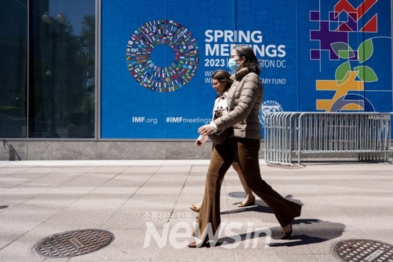 ▲지난해 4월 10일 미국 워싱턴 D.C.의 국제통화기금(IMF) 본부 앞을 행인들이 지나가고 있다. (사진=신화통신)