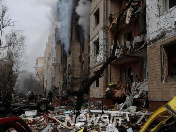 ▲지난달 2일(현지시간) 우크라이나 수도 키이우의 한 주택가가 러시아의 미사일 공격 여파로 크게 파손돼 있다. (사진=신화통신)